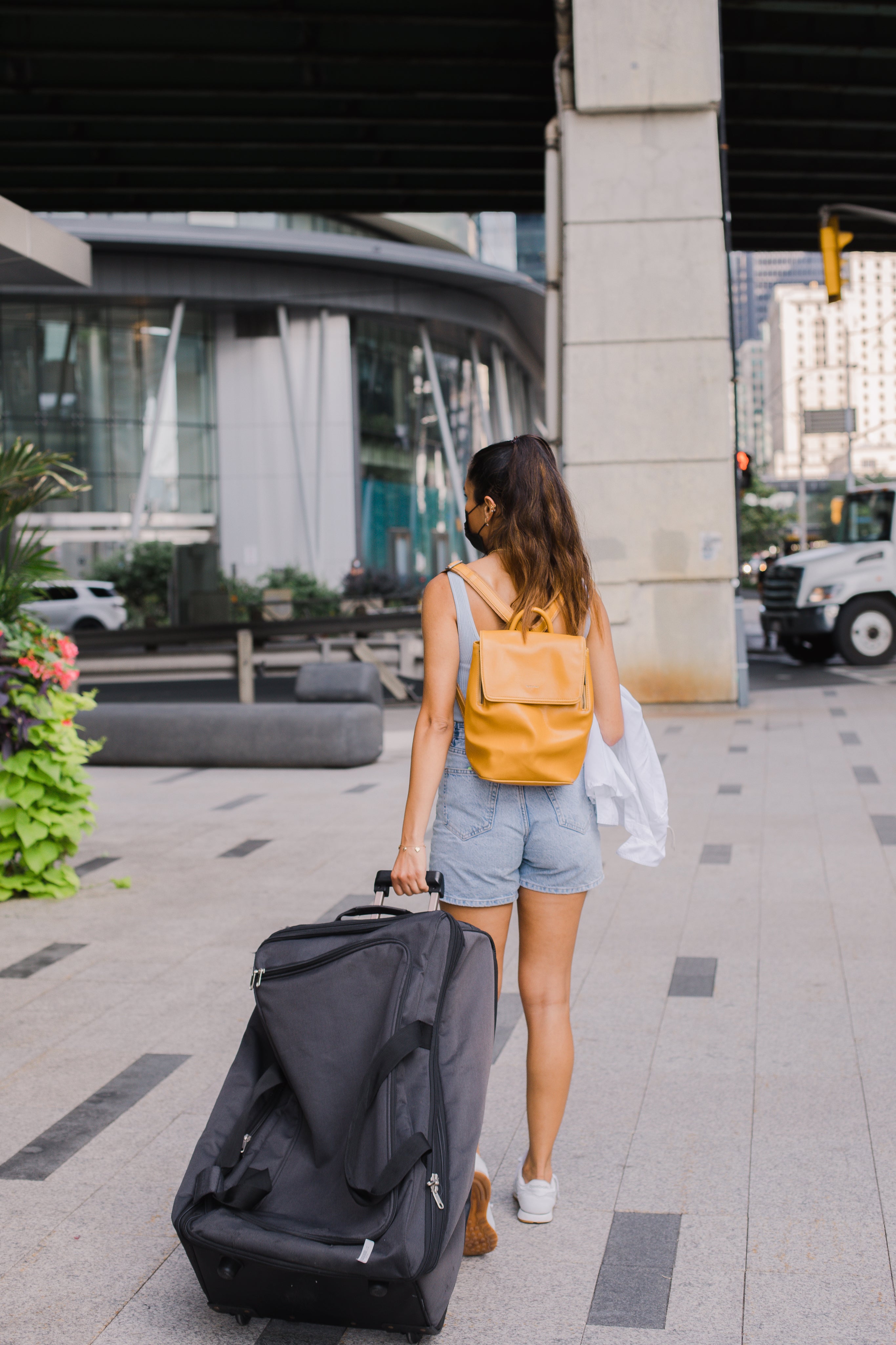 stile donna bags homepage banner photo of a girl wearing a backpack