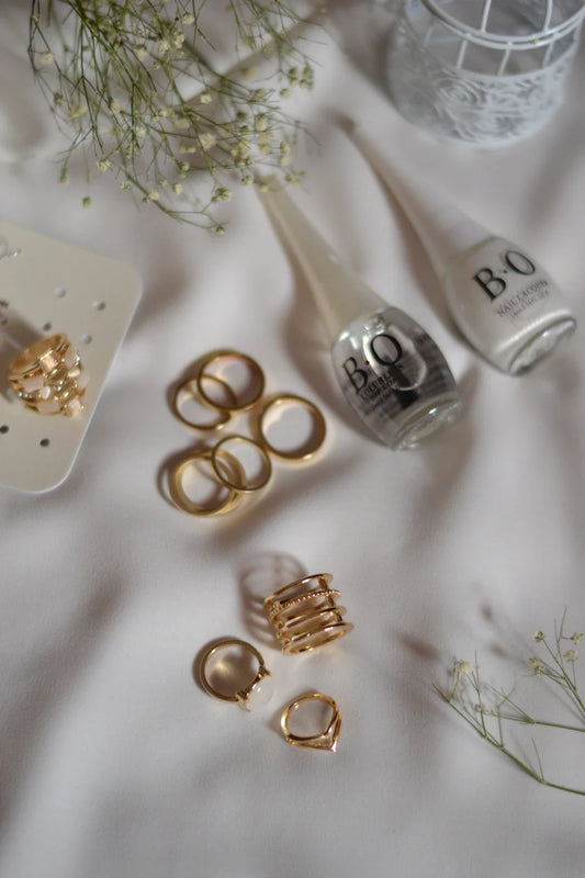 Collezione anelli oro con stile unico, accessori essenziali per donne