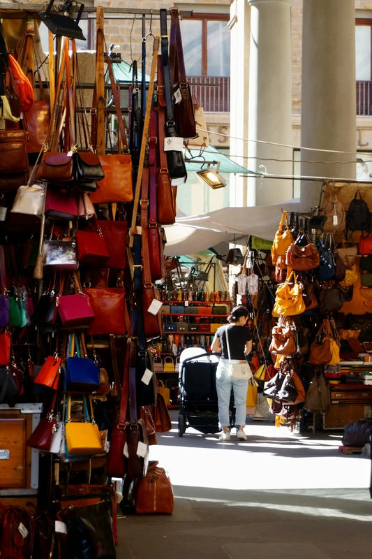 Scopri borse quadrate chic: donna con passeggino in mercato borse