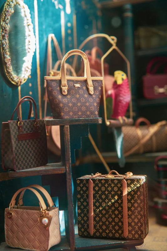 Borsa monogram marrone in canvas con manici in pelle tan e hardware oro, clutch siciliana economica