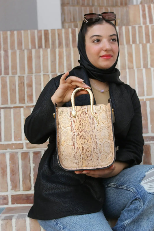 Borsa perfetta beige con stampa snake, manici oro e rifinitura nera