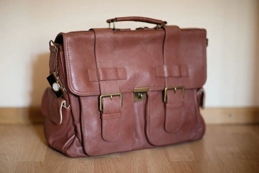 Valigetta in pelle marrone con fibbie in ottone per borse da donna