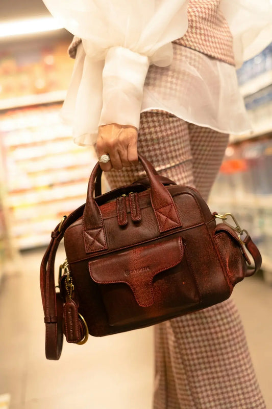 Borsa donna in pelle marrone con patta trapuntata e hardware oro tra stile donna bags