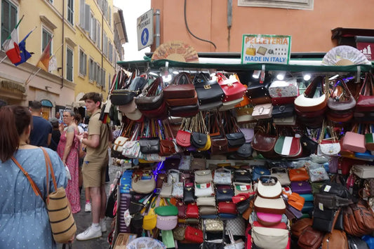 Borse a pattina italiane colorate e di stile donna appese al banco mercato