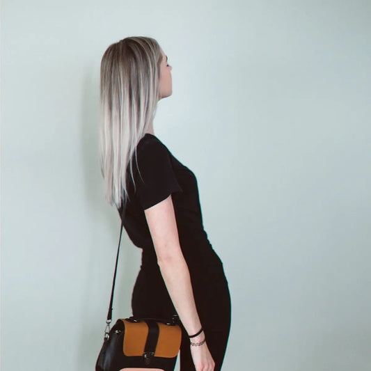 Borsa a tracolla nera e beige, design strutturato italiano chic