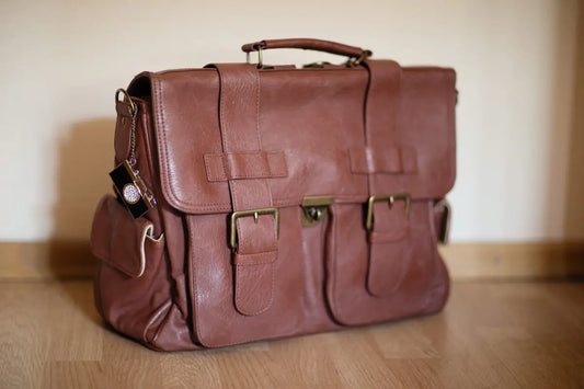 Valigetta in pelle marrone con fibbie in ottone, stile donna bags italiana