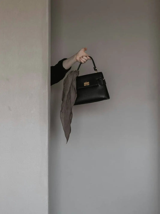 Soluzioni pratiche: trasformare una handbag economica in un pezzo di lusso