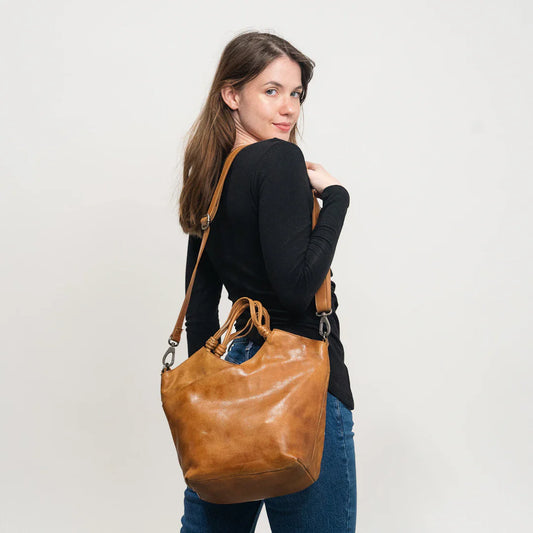 Borsa crossbody in pelle tan con manici intrecciati e finitura distressed, tendenza attuale