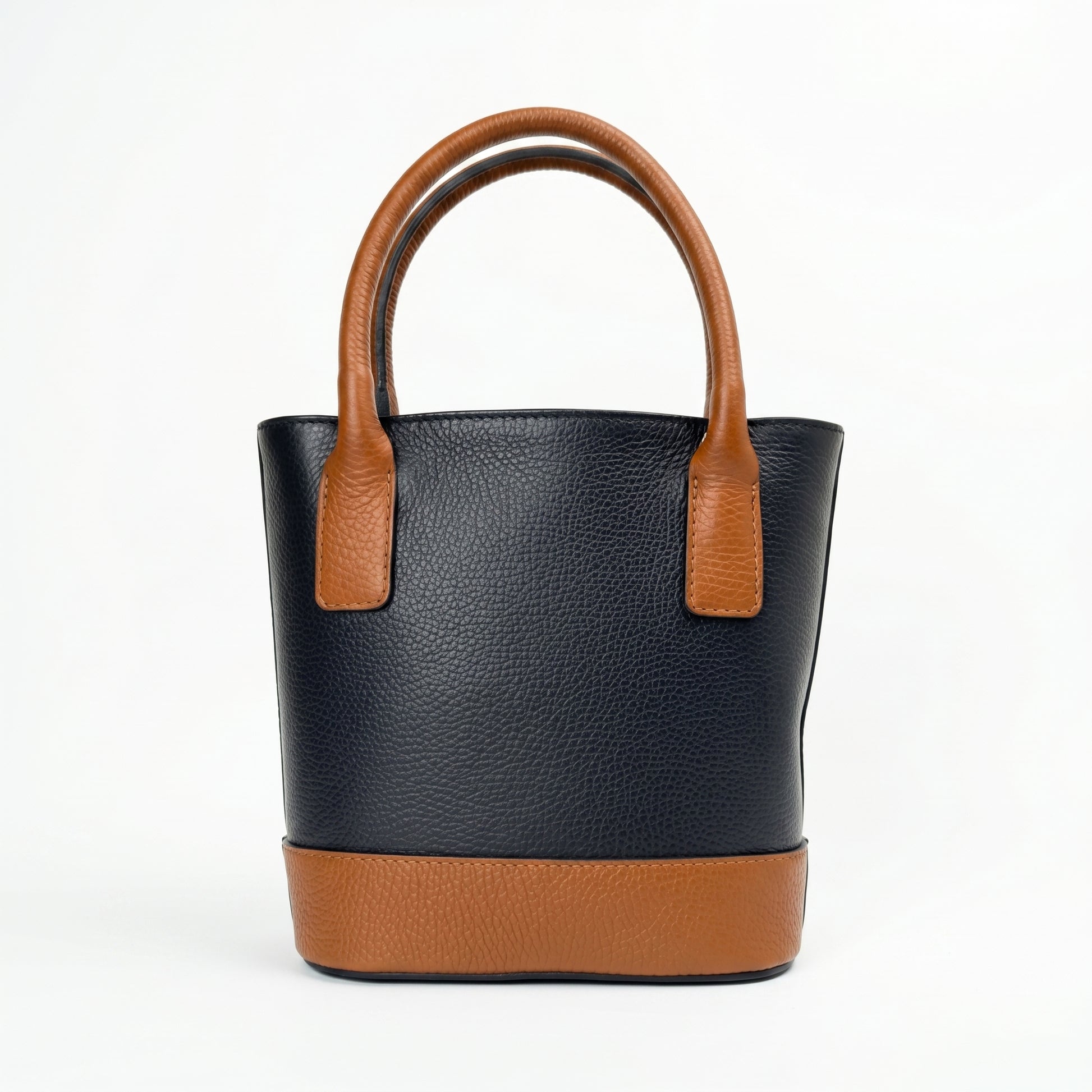 Bucky borsa vera pelle nera con tracolla regolabile donna – borsa indossata