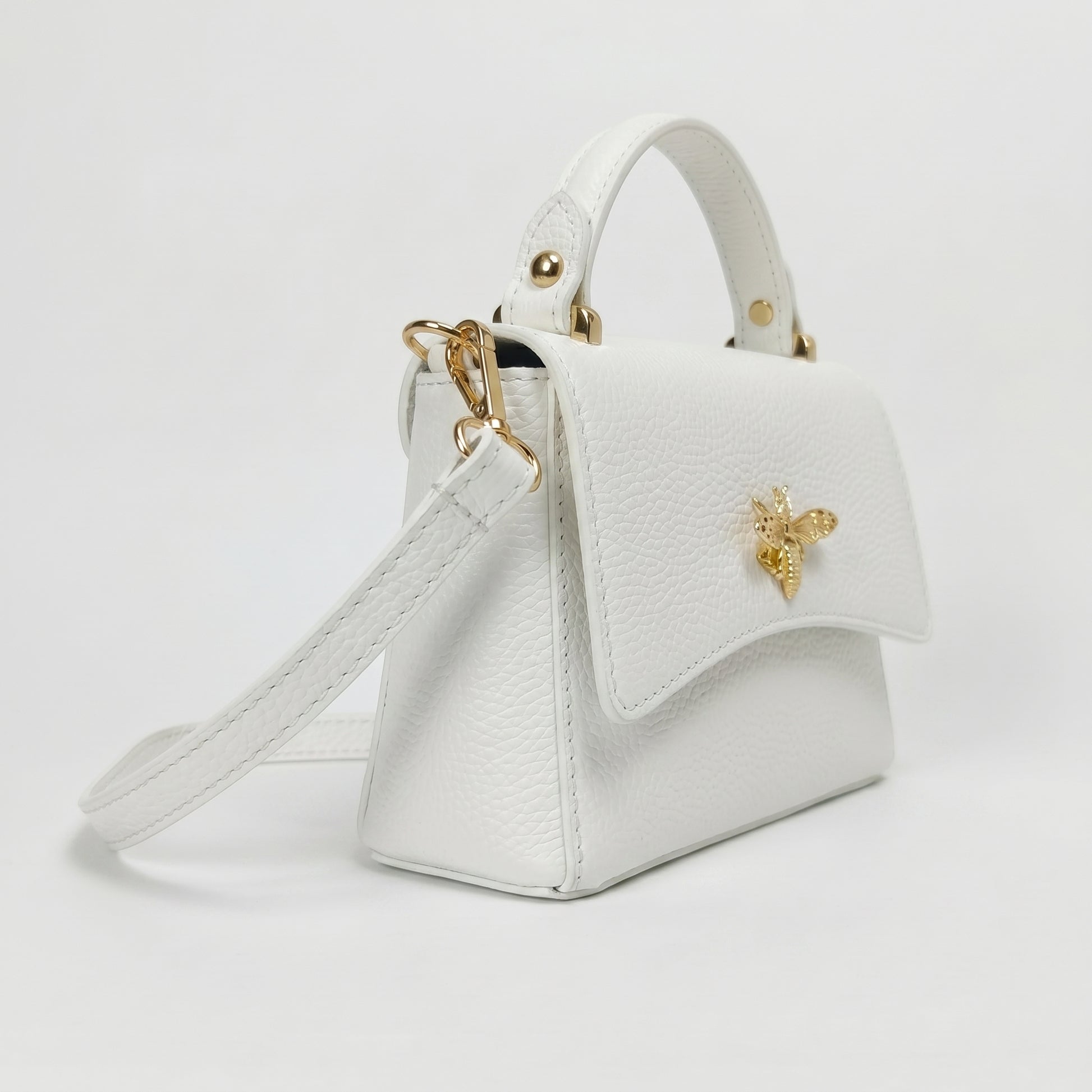 Mini borsa a farfalla vera pelle bianca donna – borsa indossata