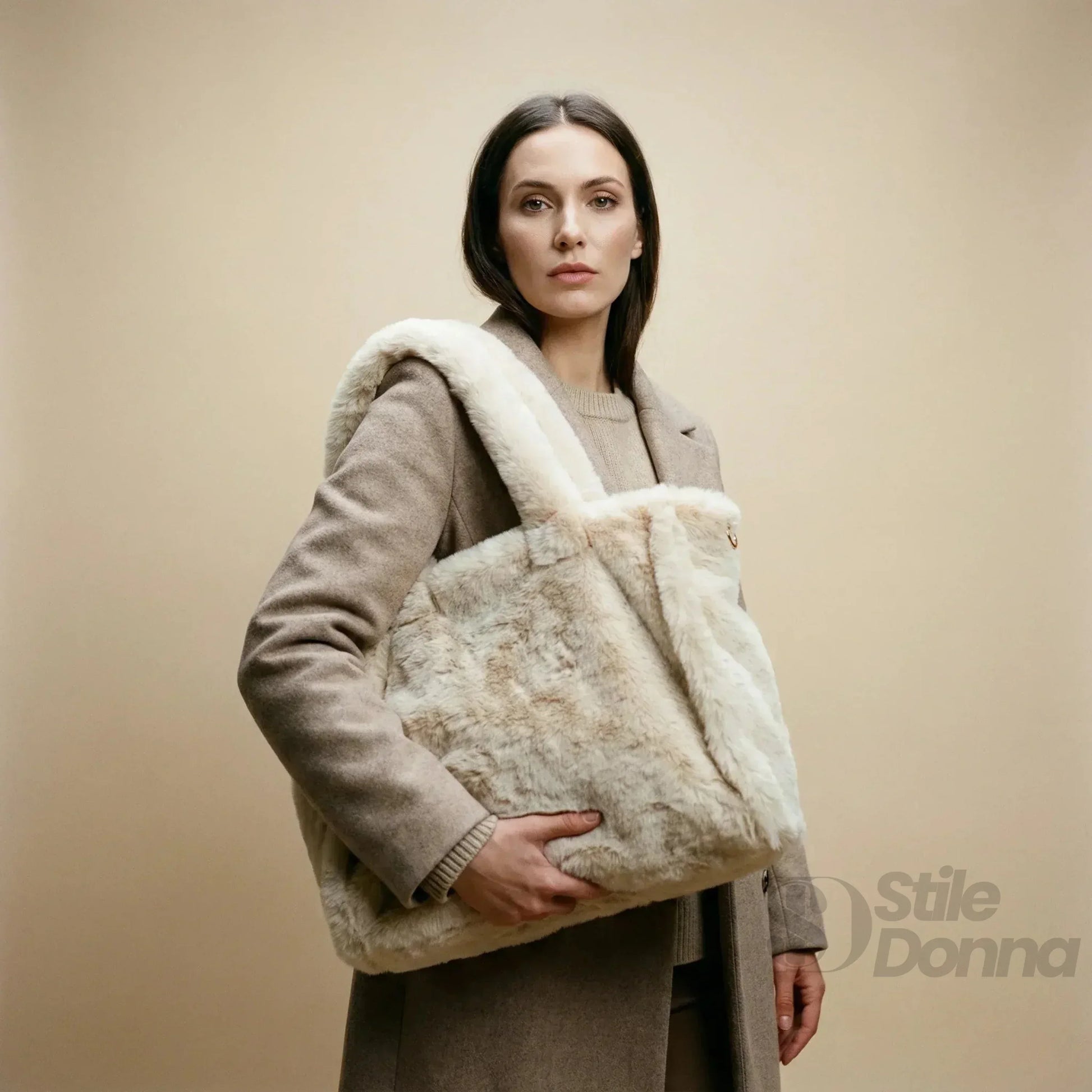 Stile Donna borsa tote pelliccia sintetica crema donna – borsa indossata