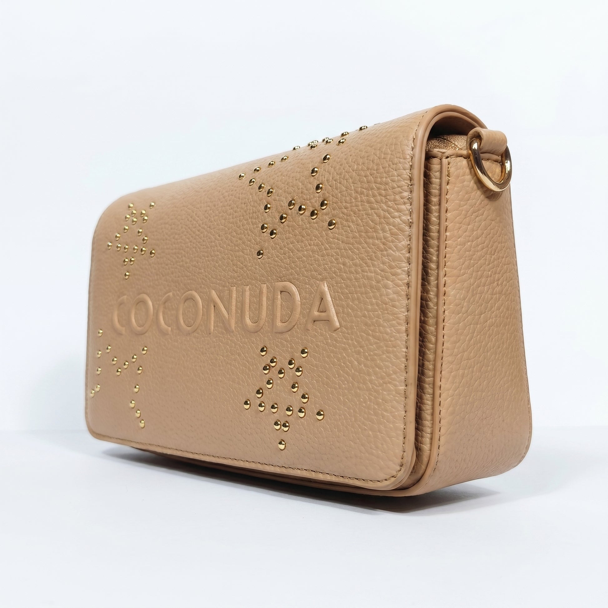 Borsa Coconuda beige ecopelle martellata con borchie dorate motivo floreale - vista angolata
