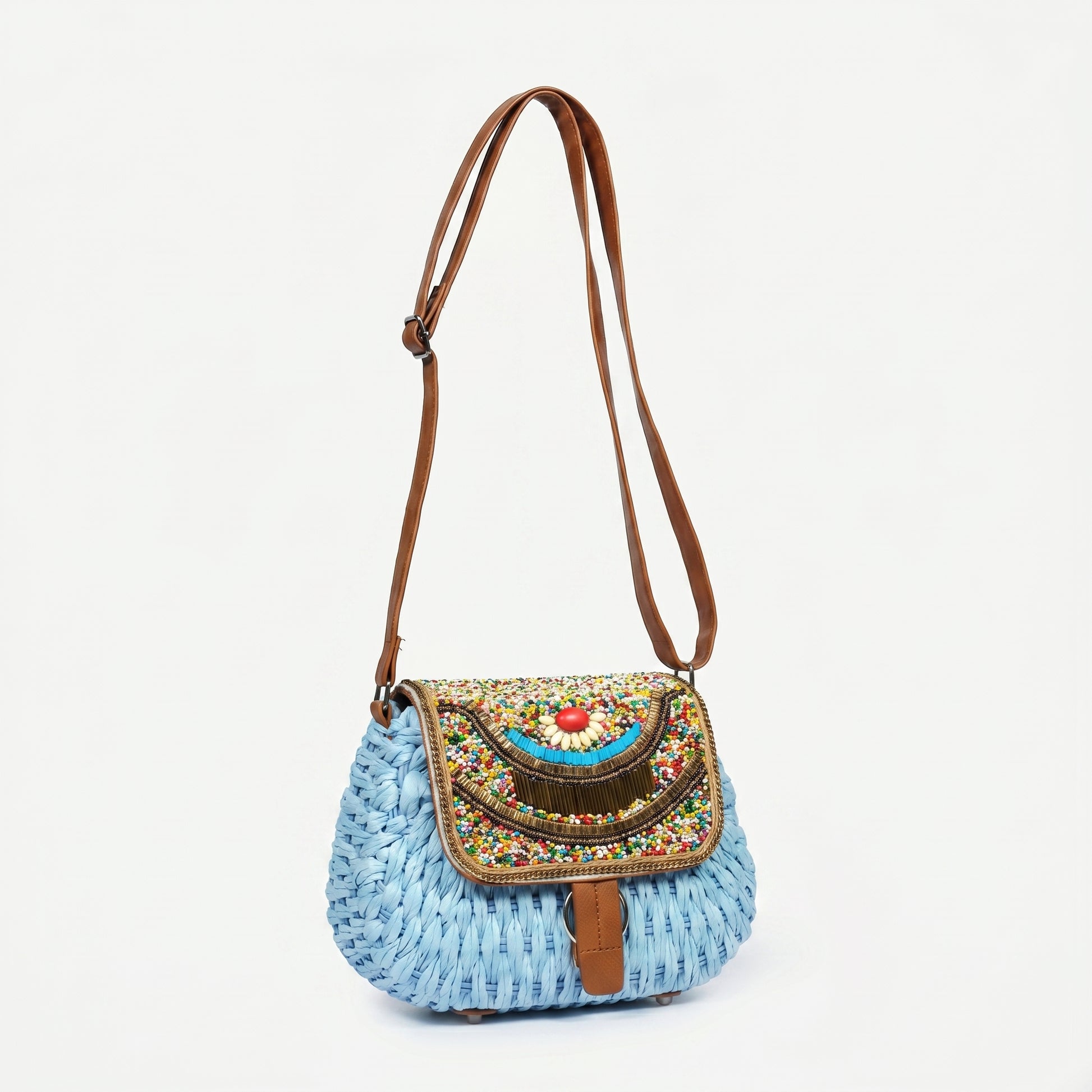 Borsa rafia azzurra con tracolla ecopelle marrone regolabile - vista angolata