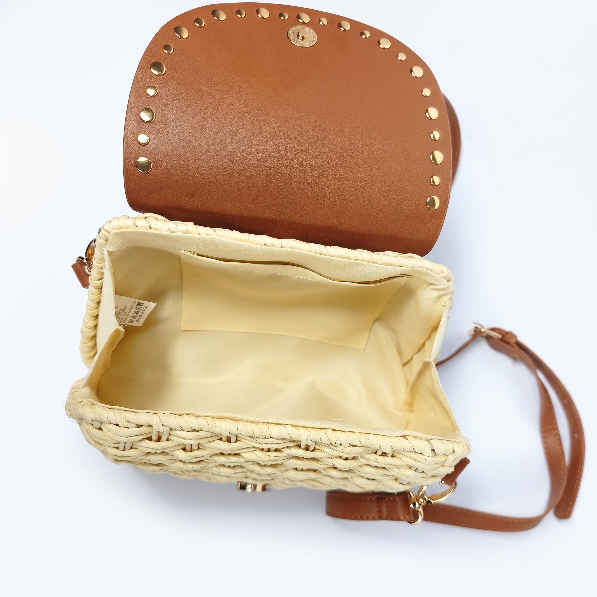 Stile Donna Umhängetasche aus Raffia mit Klappe aus Kunstleder und goldfarbenen Nieten