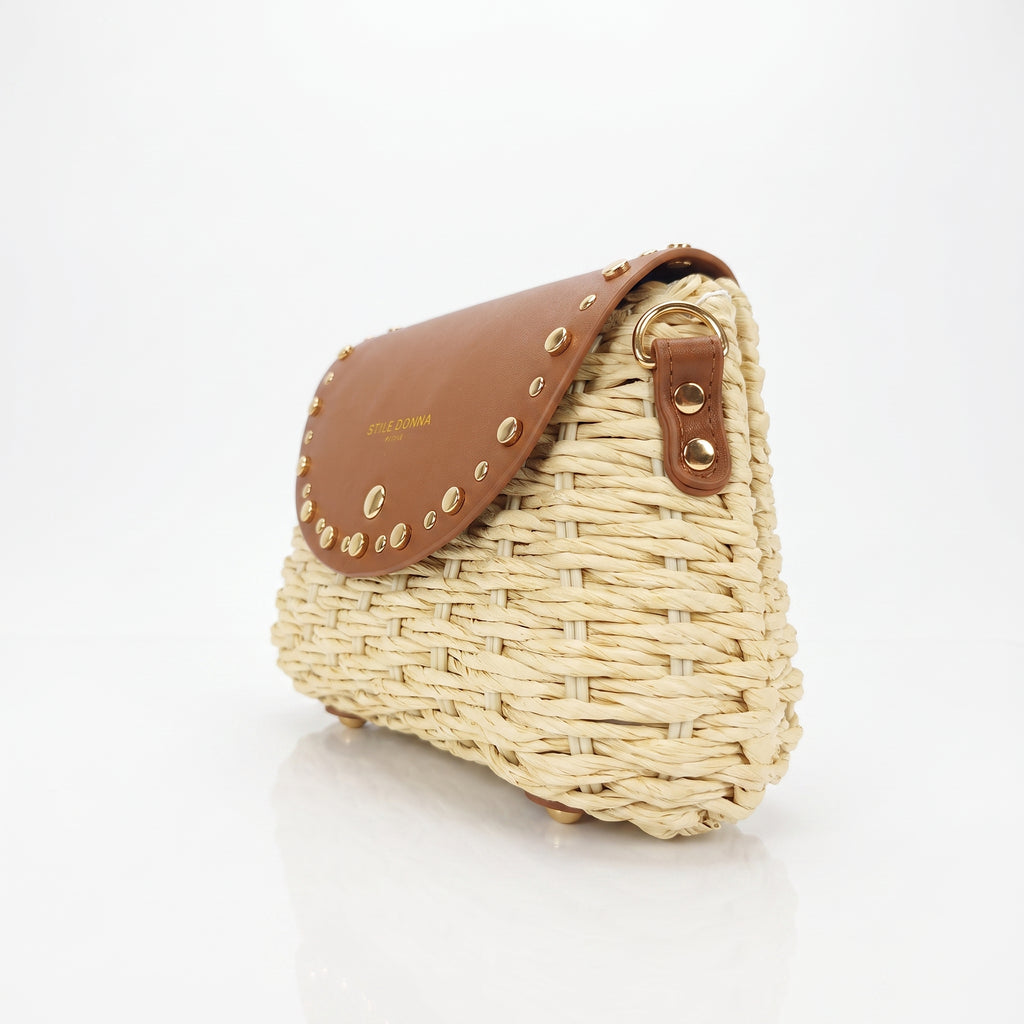 Stile Donna Umhängetasche aus Raffia mit Klappe aus Kunstleder und goldfarbenen Nieten