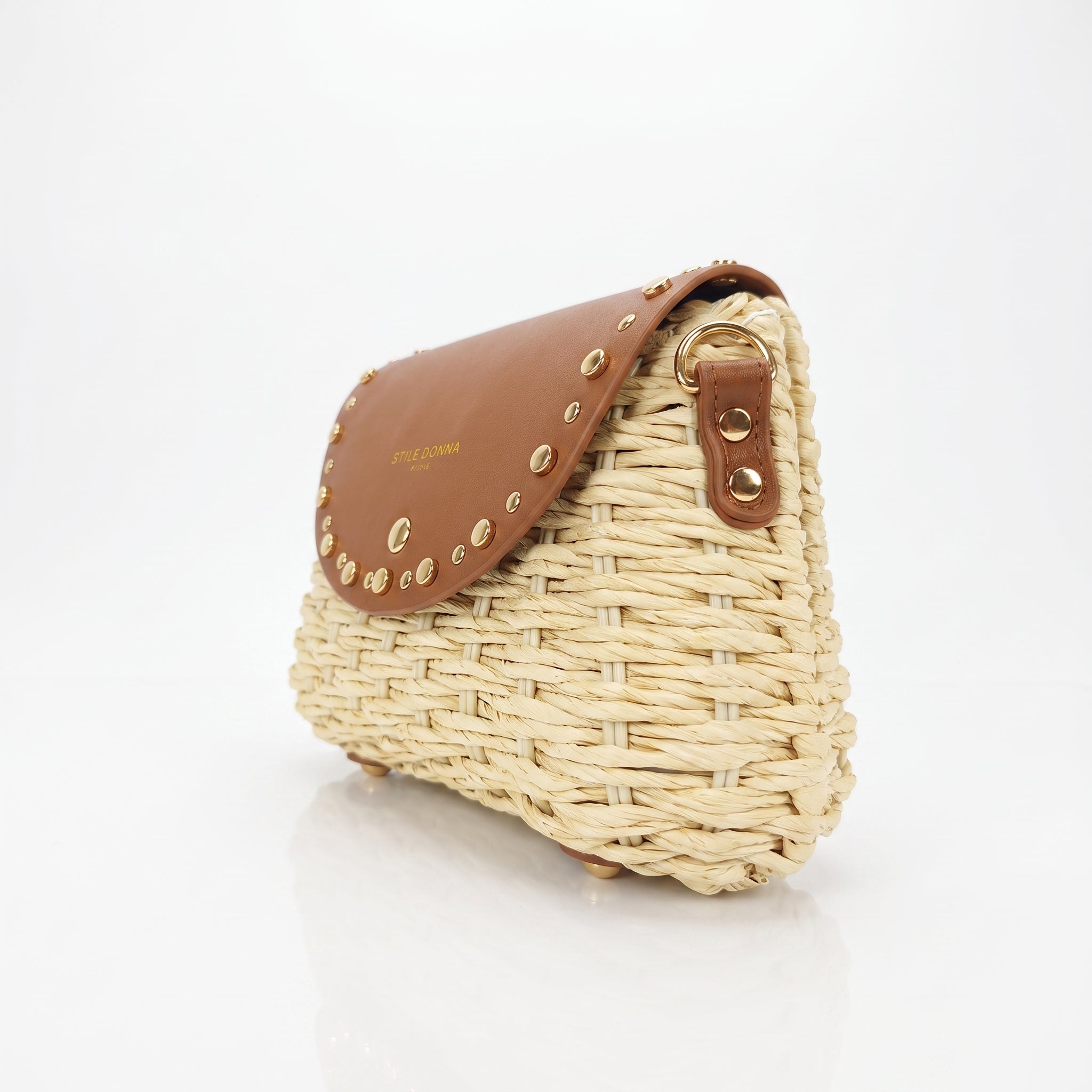 Stile Donna Umhängetasche aus Raffia mit Klappe aus Kunstleder und goldfarbenen Nieten