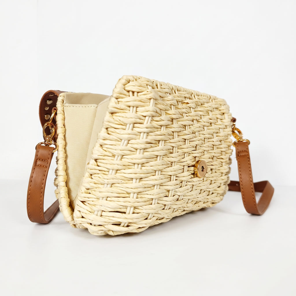 Stile Donna Umhängetasche aus Raffia mit Klappe aus Kunstleder und goldfarbenen Nieten