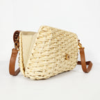 Stile Donna Umhängetasche aus Raffia mit Klappe aus Kunstleder und goldfarbenen Nieten