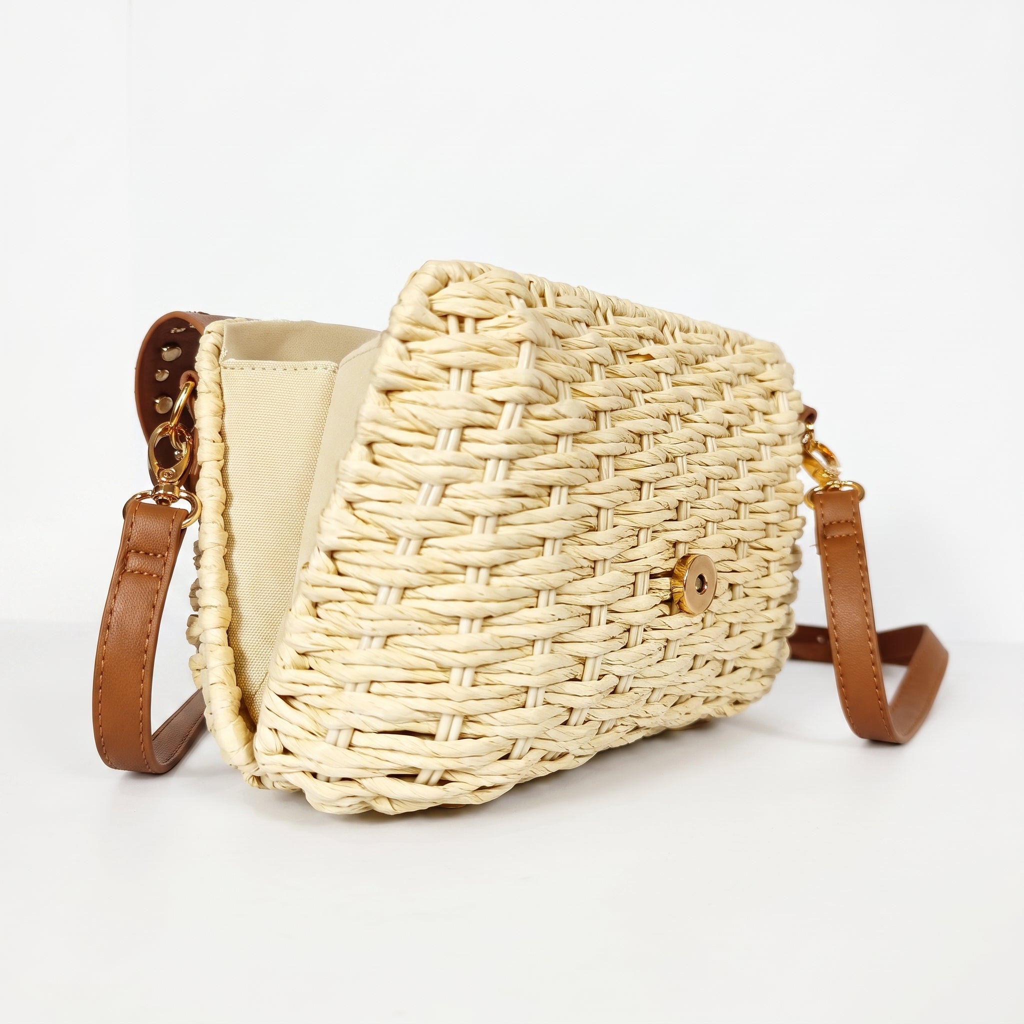 Stile Donna Umhängetasche aus Raffia mit Klappe aus Kunstleder und goldfarbenen Nieten
