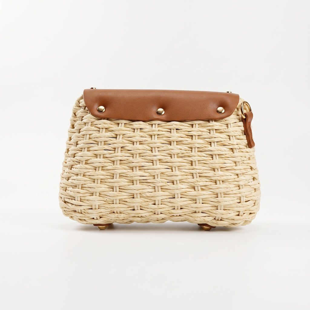 Stile Donna Umhängetasche aus Raffia mit Klappe aus Kunstleder und goldfarbenen Nieten