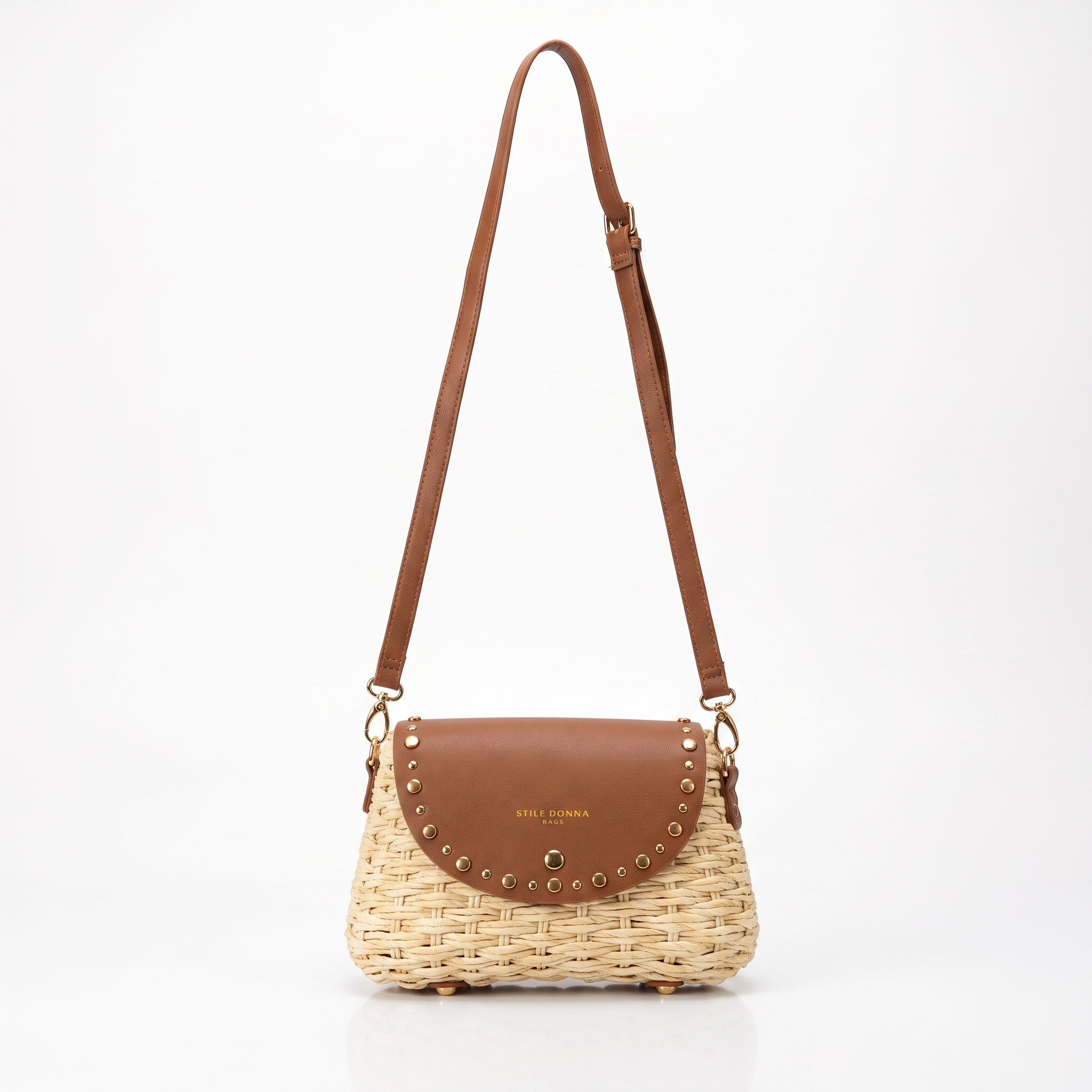 Stile Donna Umhängetasche aus Raffia mit Klappe aus Kunstleder und goldfarbenen Nieten