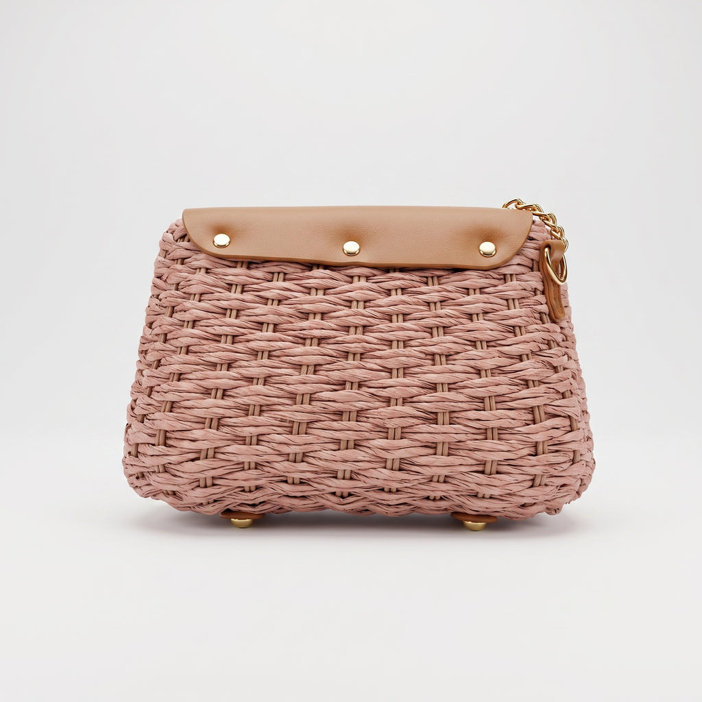 Stile Donna Umhängetasche aus Raffia mit Klappe aus Kunstleder und goldfarbenen Nieten