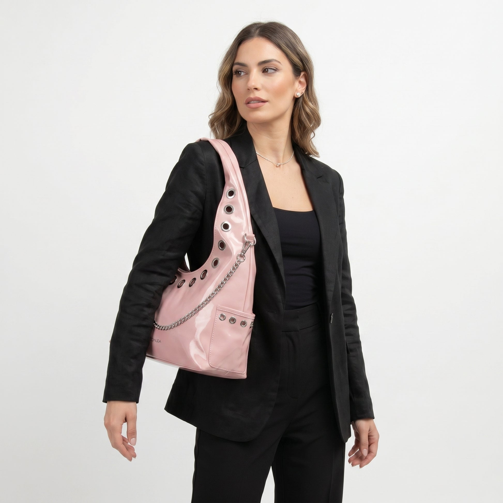 Coconuda borsa a tracolla ecopelle PU nera con catena e occhielli donna – borsa indossata