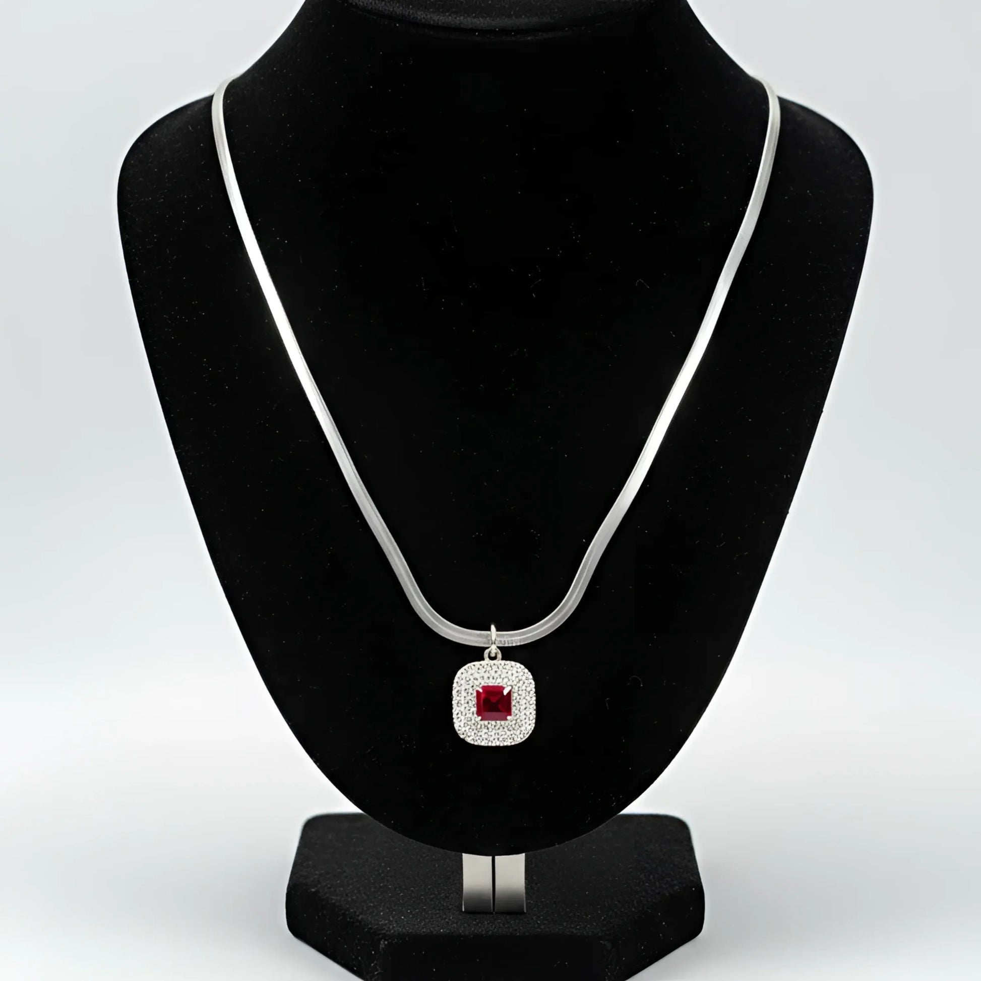 Stile Donna collana a catena serpente argento con pendente rosso rubino – vista frontale