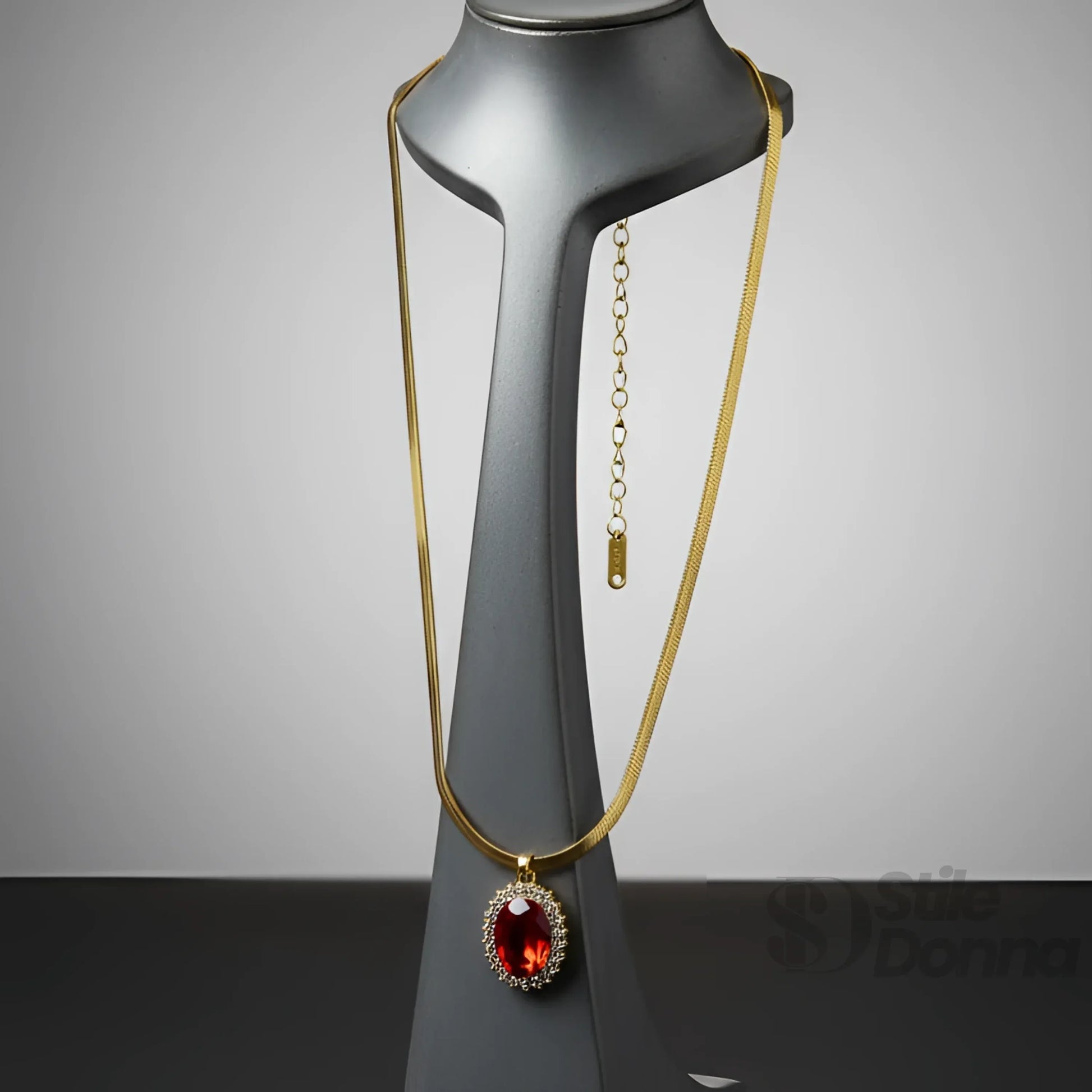 Stile Donna collana rubino regale ciondolo ovale rosso – indossata