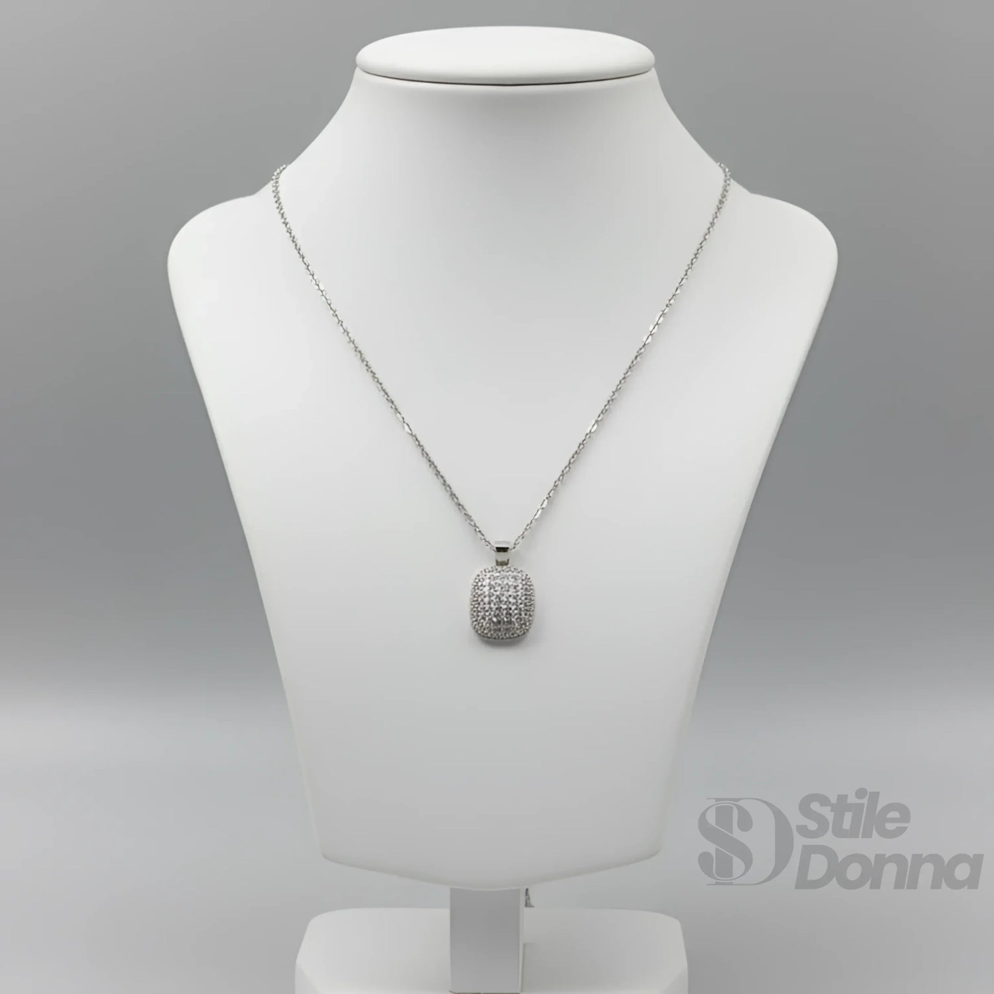 Stile Donna collana pendente rettangolare pavé oro con catena – dettaglio
