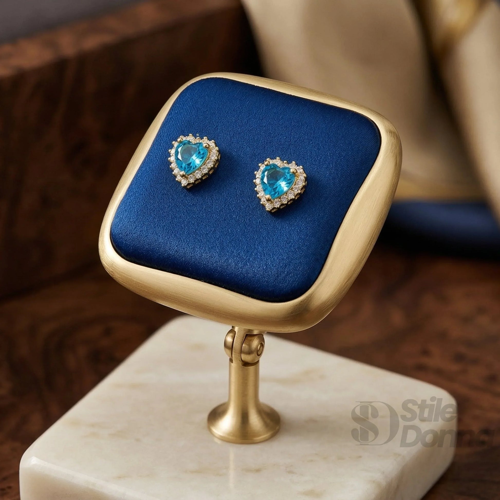 Stile Donna orecchini a perno azure heart halo cuore azzurro – vista laterale