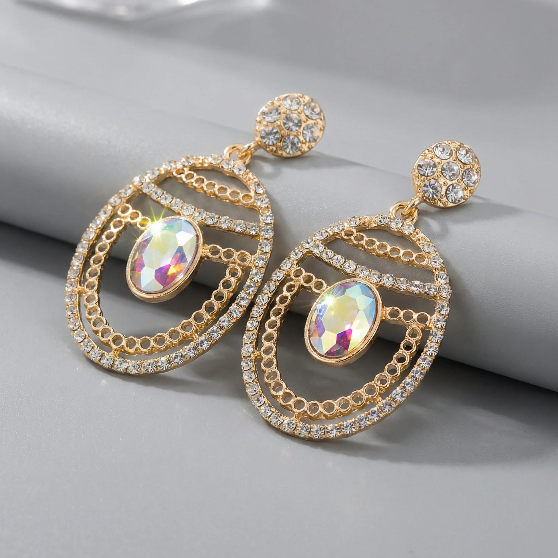 Stile Donna orecchini pendenti in oro con strass iridescenti multicolor chandelier – vista frontale