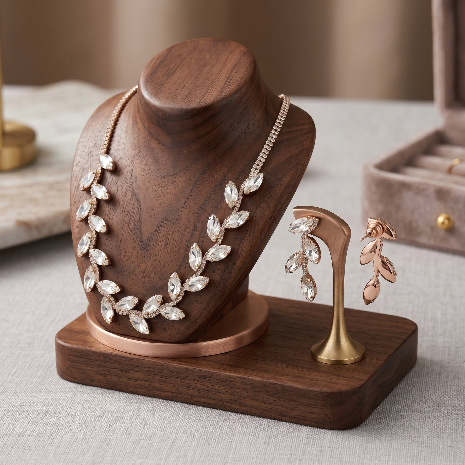 Set Collana e Orecchini Foglia d'Oro Cristalli Brillanti | Vista laterale | Oro