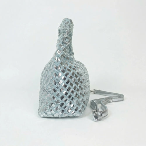 Borsa con manico a nodo intrecciata in argento | Prospettiva indossata | ecopelle | Argento
