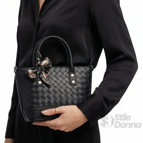 Borsa Shopper In Ecopelle Nera Intrecciata Con Sciarpa In… | Prospettiva indossata | vera pelle | Nero