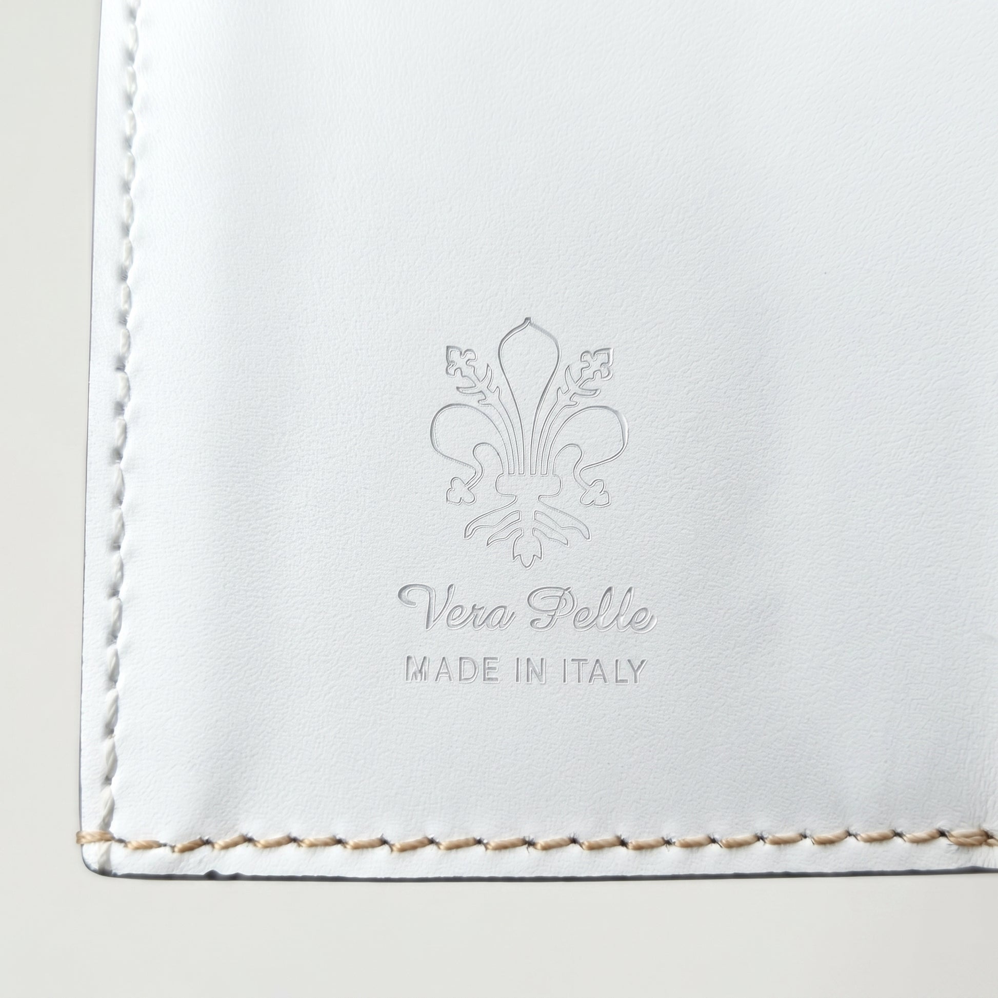 Mini Borsa Brick in Vera Pelle Con Chiusura Magnetica Per… | Close-up chiusura | vera pelle