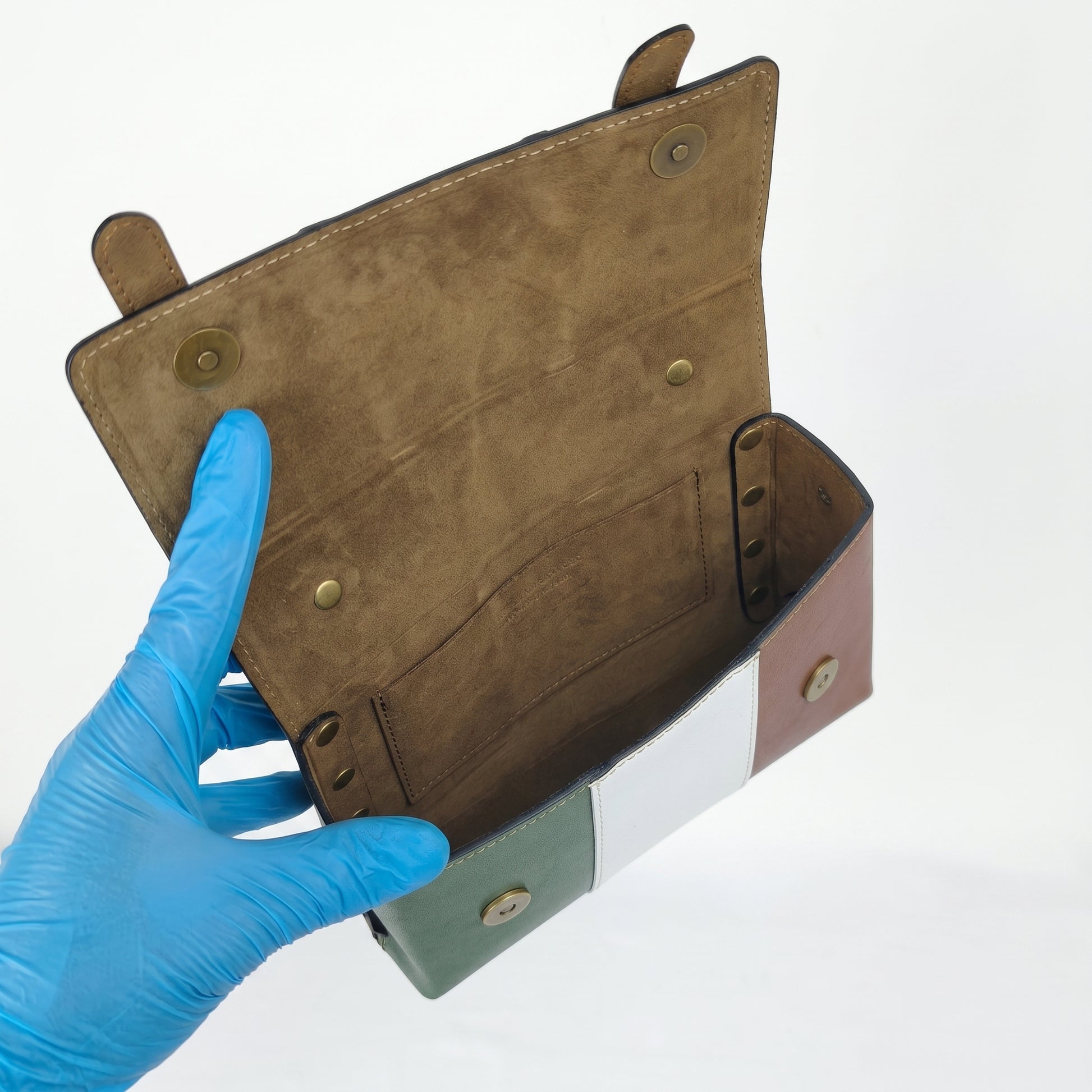 Mini Borsa Brick in Vera Pelle Con Chiusura Magnetica Per… | Prospettiva indossata | vera pelle