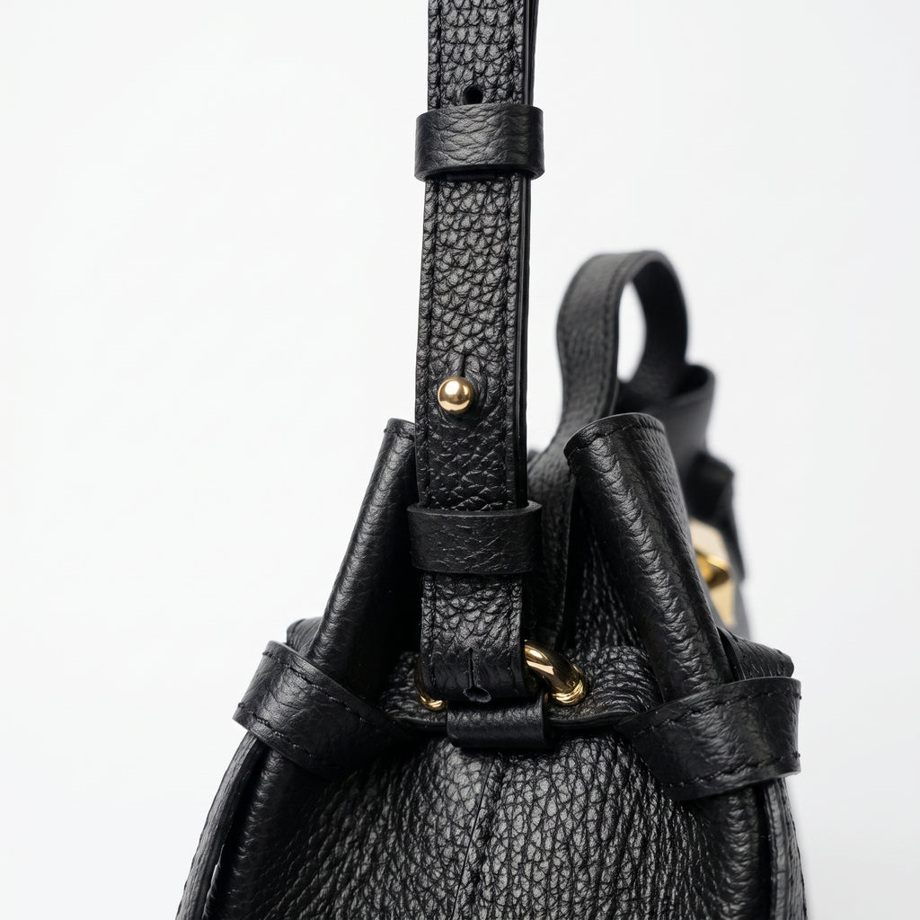 Livia Tasche aus echtem, genarbtem schwarzem Leder mit Malachit-Scheibenverschluss