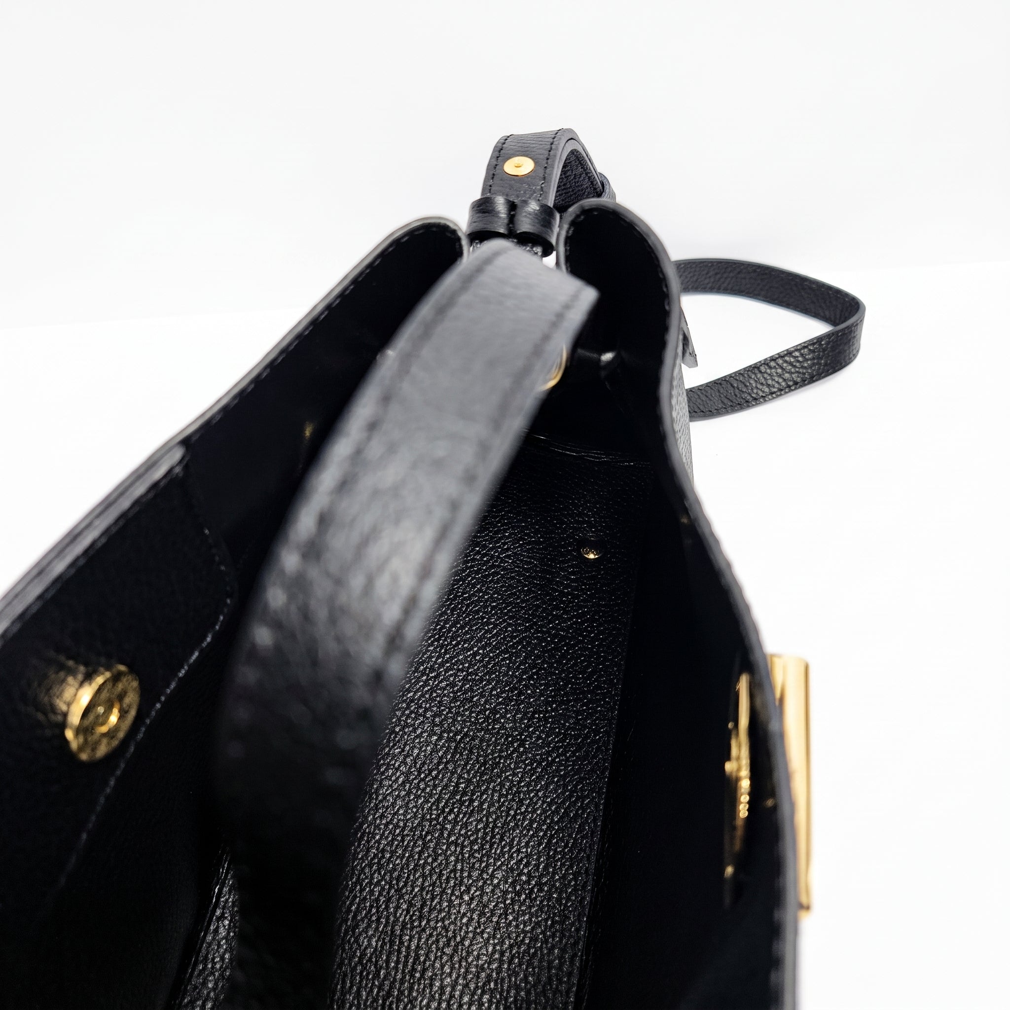 Livia Tasche aus echtem, genarbtem schwarzem Leder mit Malachit-Scheibenverschluss