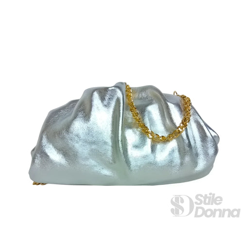Clutch Metallizzata In Vera Pelle Con Catena Dorata | Prospettiva indossata | vera pelle | Oro