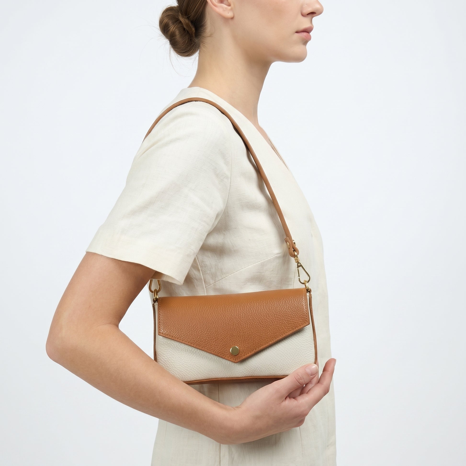 Monica Borsa Vera Pelle Con Tracolla Magnetica | Prospettiva indossata | vera pelle | Bianco