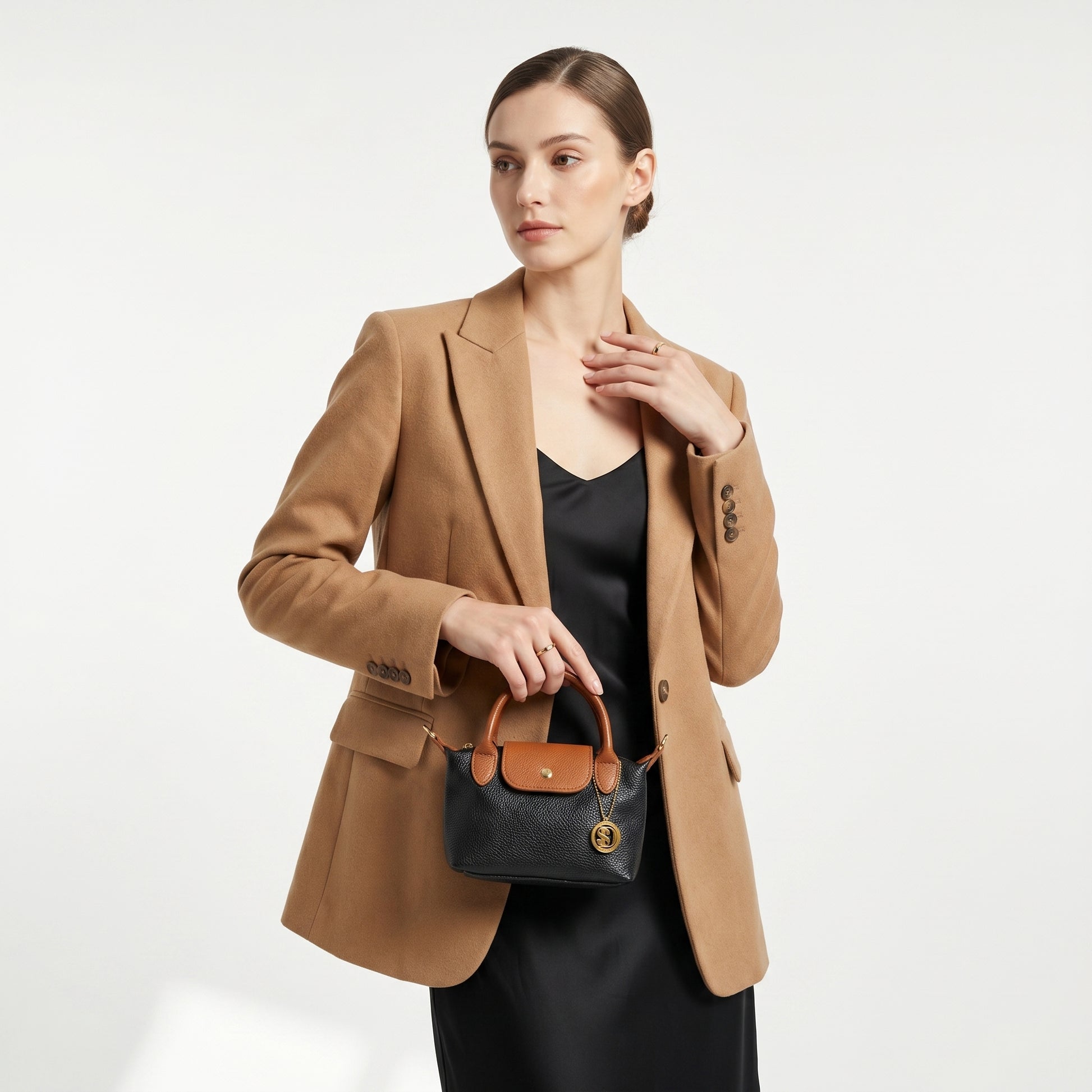 Venis mini borsa mano bicolore vera pelle con patta donna – borsa indossata 1