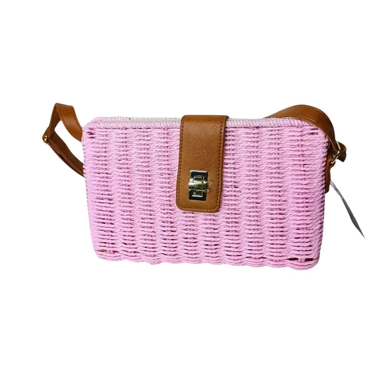 Pink woven handbag with brown leather straps on a light purple background